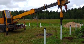 Закручивание винтовых свай в Новоуральск. Аренда машины для закручивания свай цена от 2895 руб